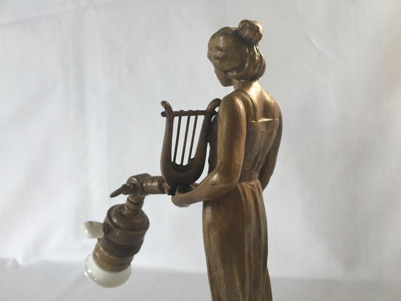 Pianolampe, klassiserende dame med lyre