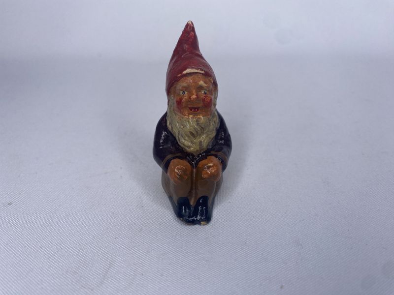 Liten gammel nisse som sitter