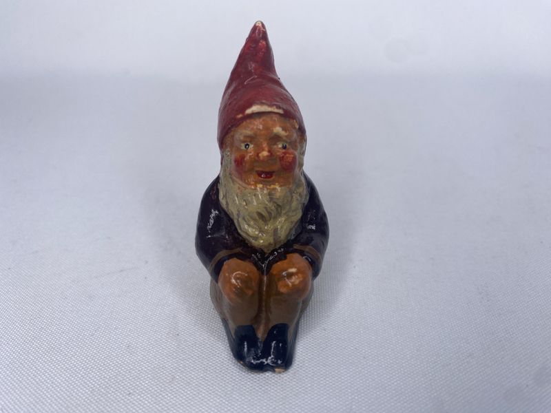 Liten gammel nisse som sitter