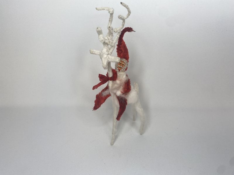 Reinsdyr av piperensere med nisse på ryggen