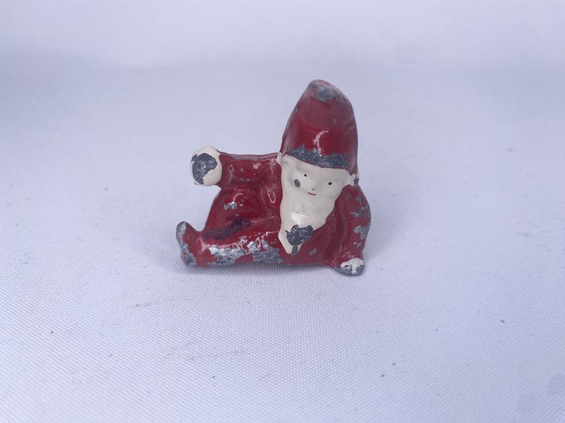 Liten nisse med snøball