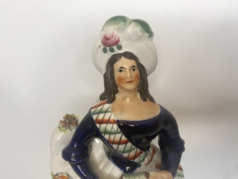 Staffordshirefigur, dame m/lite trekkspill