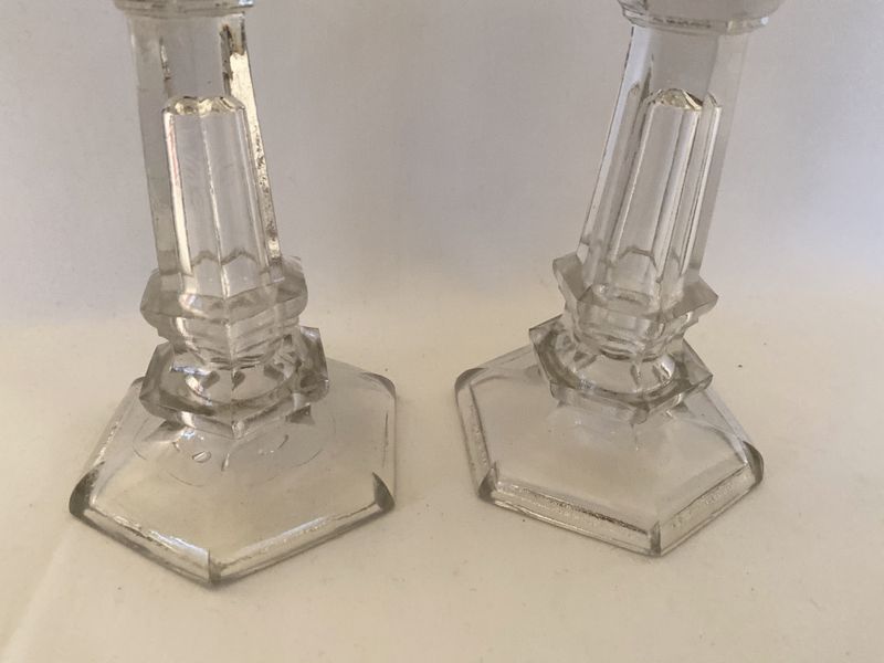 Et par lysestaker i pressglass