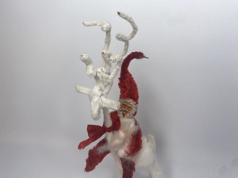 Reinsdyr av piperensere med nisse på ryggen